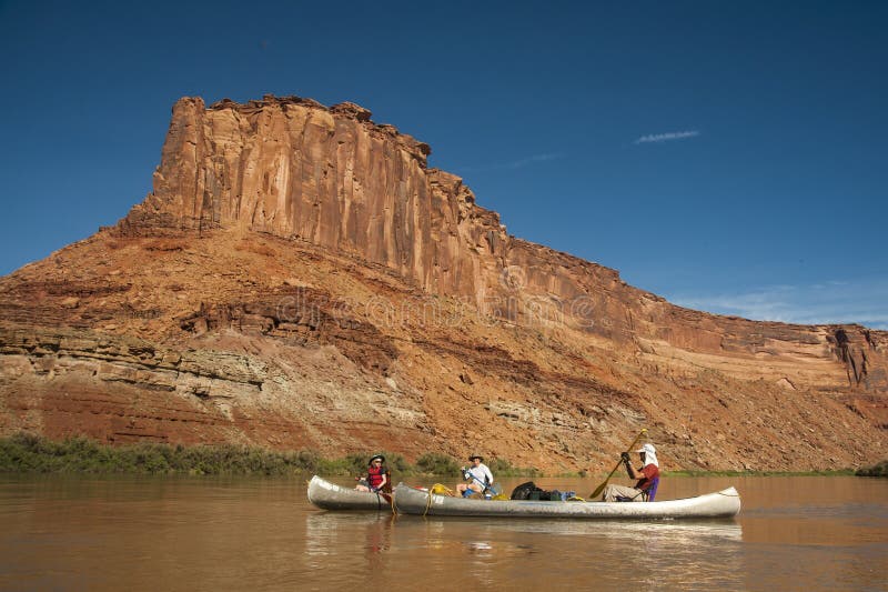 Familia en canoas en el río del desierto