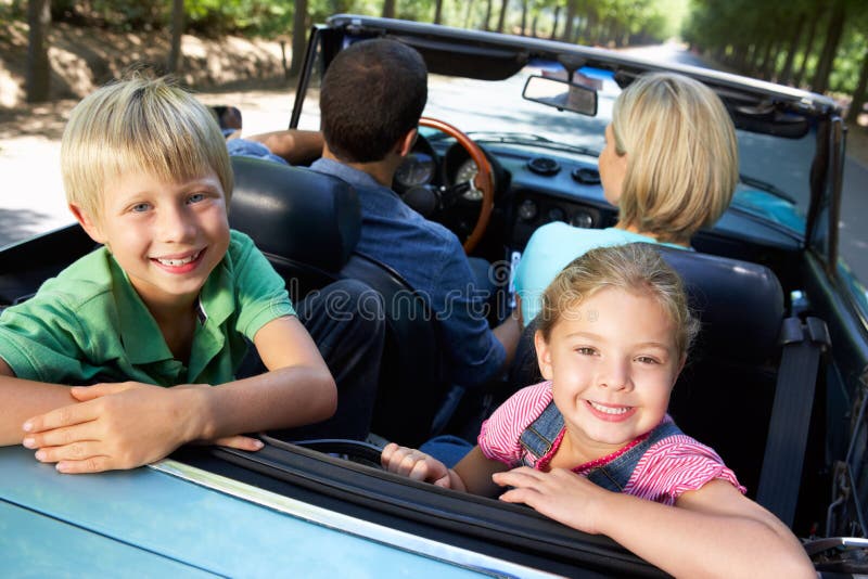 Familia en coche de deportes imágenes de archivo libres de regalías Familia en coche de deportes imágenes de archivo libres de regalías