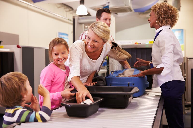 Familia en el aeropuerto que pasa a través de control de seguridad foto de archivo libre de regalías Familia en el aeropuerto que pasa a través de control de seguridad foto de archivo libre de regalías
