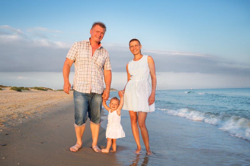 Familia en el mar fotografía de archivo Familia en el mar fotografía de archivo