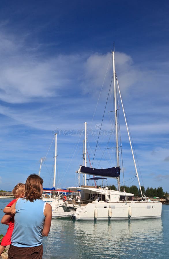 Familia en el muelle fotografía de archivo libre de regalías Familia en el muelle fotografía de archivo libre de regalías