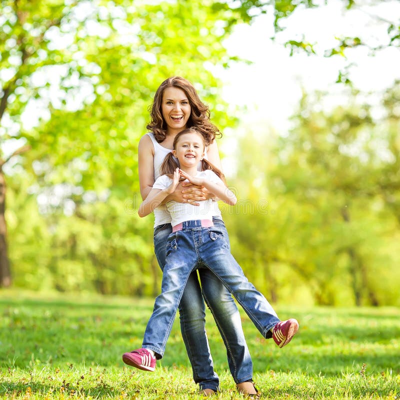 Familia Que Se Opone Al Aire Libre A La Pared Blanca Y A Agitar Foto de