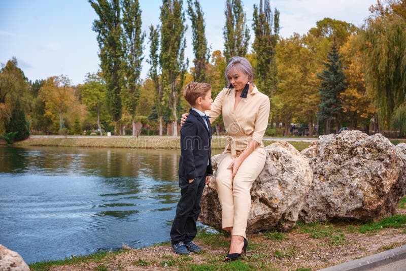 Familia en el parque del lago, de la madre y del hijo fotografía de archivo Familia en el parque del lago, de la madre y del hijo fotografía de archivo