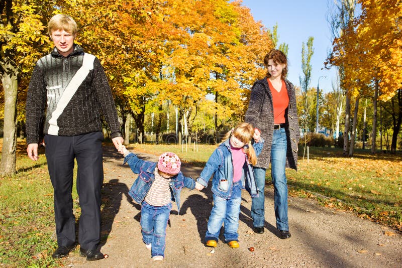 Familia en el parque del otoño fotografía de archivo libre de regalías Familia en el parque del otoño fotografía de archivo libre de regalías