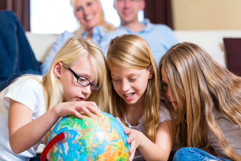 Familia en el país, los niños que juegan con un globo fotografía de archivo libre de regalías Familia en el país, los niños que juegan con un globo fotografía de archivo libre de regalías