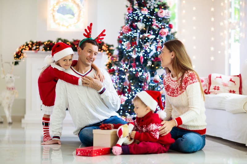 Familia en el árbol de navidad. padres e hijos en Navidad fotos de archivo