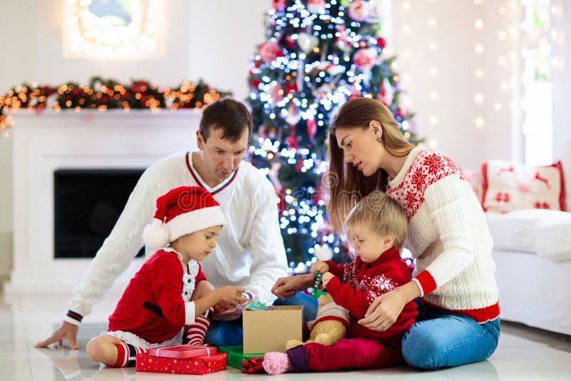 Familia en el árbol de navidad. padres e hijos en Navidad imagenes de archivo
