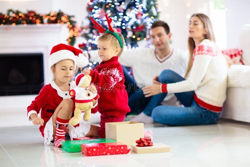 Familia en el árbol de navidad. padres e hijos en Navidad fotos de archivo libres de regalías