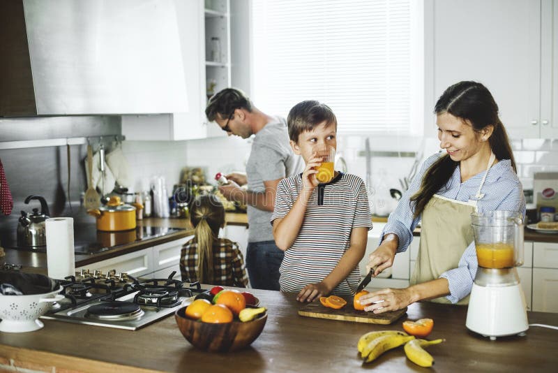 Categoría «Familia en la cocina» de fotos de stock, 4,762,929 imágenes