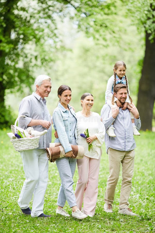 Familia en parque fotografía de archivo libre de regalías