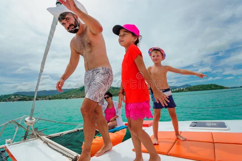 Familia en un viaje del barco Familia en un viaje del barco