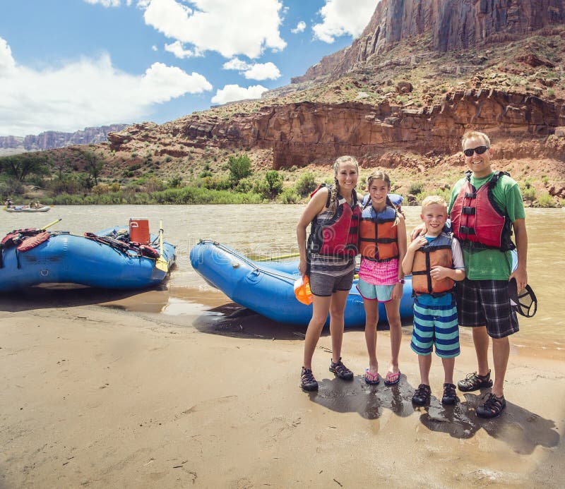 Familia en un viaje que transporta en balsa abajo del río Colorado