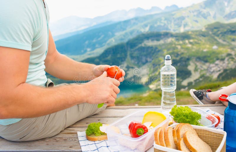 Familia en una comida campestre en las montañas foto de archivo libre de regalías Familia en una comida campestre en las montañas foto de archivo libre de regalías