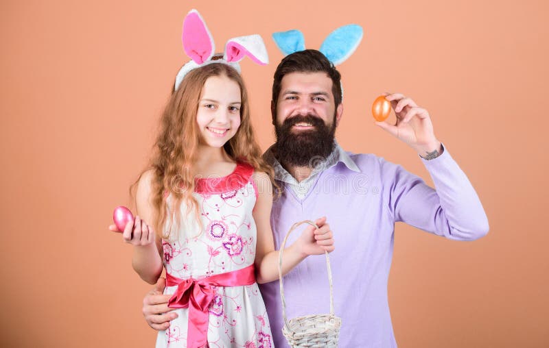 Familia feliz. Familia feliz celebrando Pascua. Feliz padre e hijo con coloridos huevos de Pascua. Familia del padre y imágenes de archivo libres de regalías