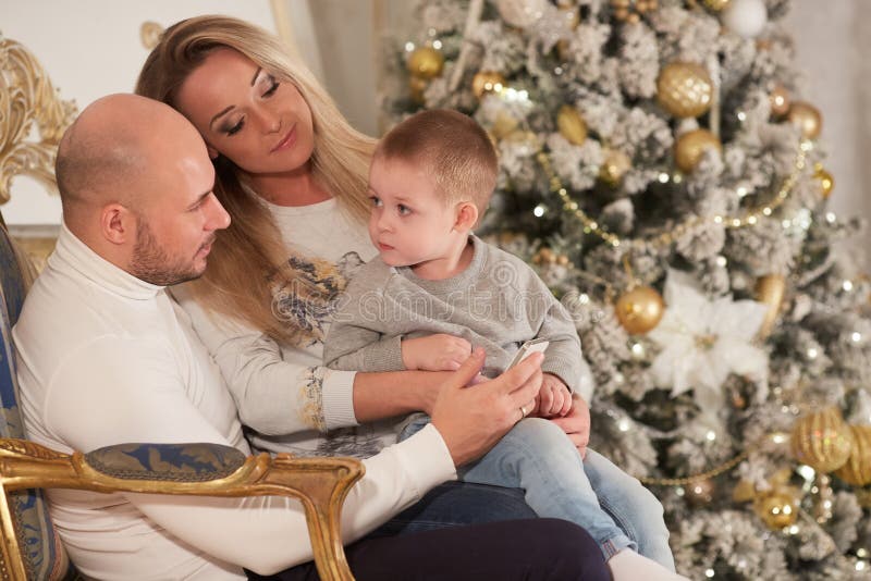 Familia feliz cerca del árbol de navidad imagen de archivo Familia feliz cerca del árbol de navidad imagen de archivo