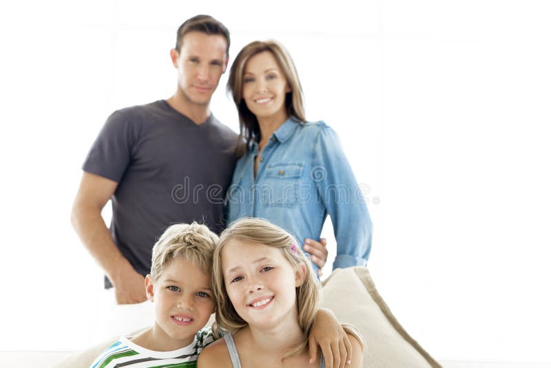 Familia feliz con dos niños