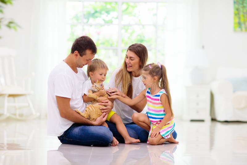Familia feliz con hijos en casa foto de archivo
