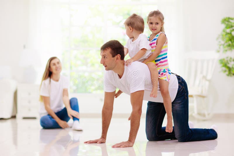 Familia feliz con hijos en casa foto de archivo