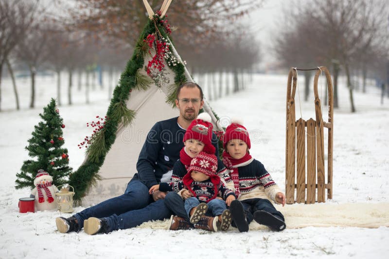 Familia feliz con los niños, divirtiéndose al aire libre en la nieve en Cristo imágenes de archivo libres de regalías Familia feliz con los niños, divirtiéndose al aire libre en la nieve en Cristo imágenes de archivo libres de regalías