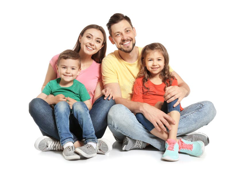 Familia feliz con los niños lindos en el fondo blanco fotografía de archivo libre de regalías Familia feliz con los niños lindos en el fondo blanco fotografía de archivo libre de regalías