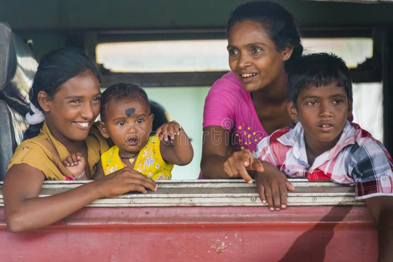 Familia feliz de Sri Lanka que mira fuera de la ventana del tren fotos de archivo