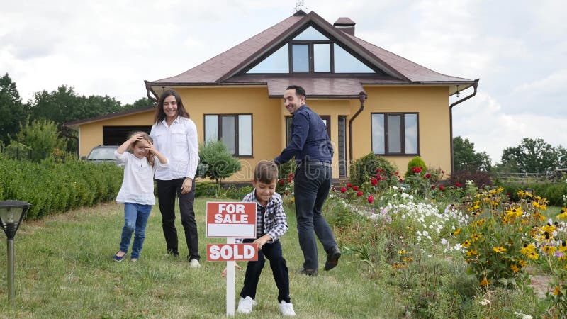 Familia feliz delante de su nueva casa