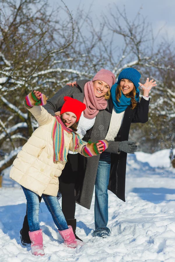 Familia feliz Dos mujer y muchacha al invierno caminan en naturaleza imágenes de archivo libres de regalías Familia feliz Dos mujer y muchacha al invierno caminan en naturaleza imágenes de archivo libres de regalías