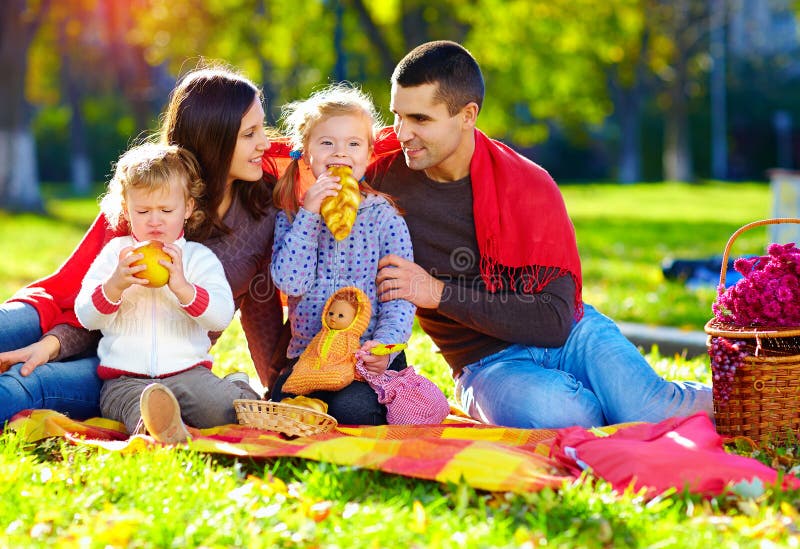 Familia feliz en comida campestre del otoño en parque imágenes de archivo libres de regalías Familia feliz en comida campestre del otoño en parque imágenes de archivo libres de regalías