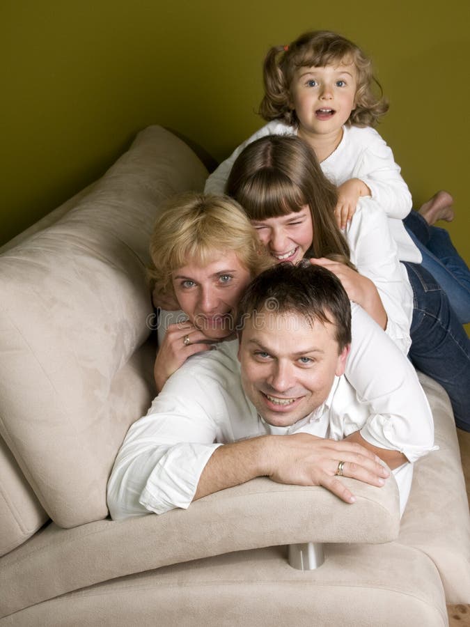Familia feliz en el sofá fotografía de archivo Familia feliz en el sofá fotografía de archivo
