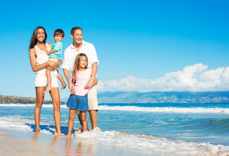 Familia feliz en la playa fotos de archivo libres de regalías Familia feliz en la playa fotos de archivo libres de regalías
