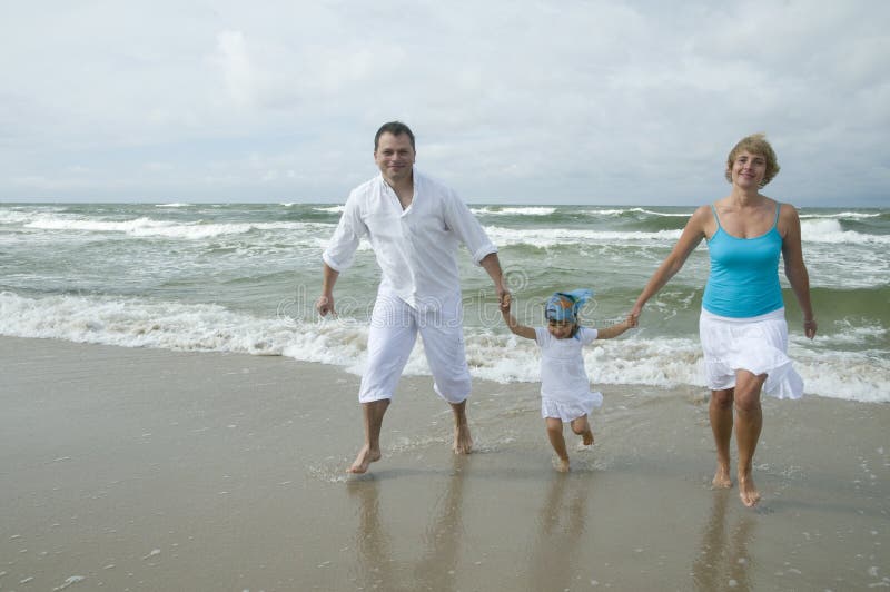 Familia feliz en la playa imagen de archivo libre de regalías Familia feliz en la playa imagen de archivo libre de regalías
