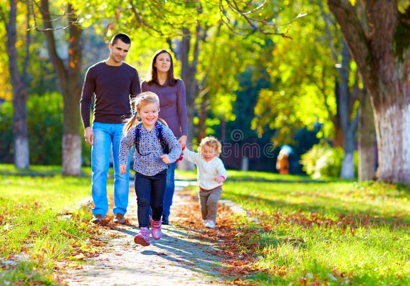 Familia feliz en paseo en parque imagen de archivo Familia feliz en paseo en parque imagen de archivo