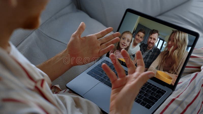Familia feliz llamando en línea en casa. gente alegre hablando en laptop metrajes