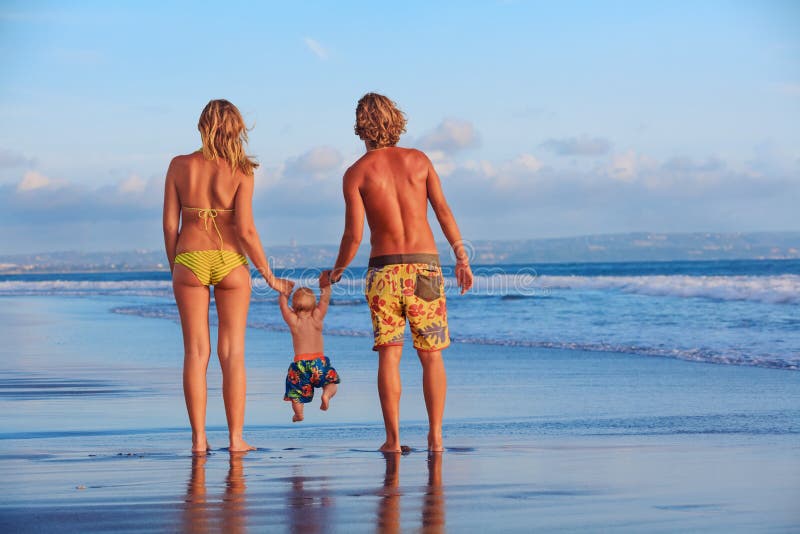 Familia feliz - padre, madre, hijo del bebé el día de fiesta de la playa del mar fotografía de archivo libre de regalías Familia feliz - padre, madre, hijo del bebé el día de fiesta de la playa del mar fotografía de archivo libre de regalías