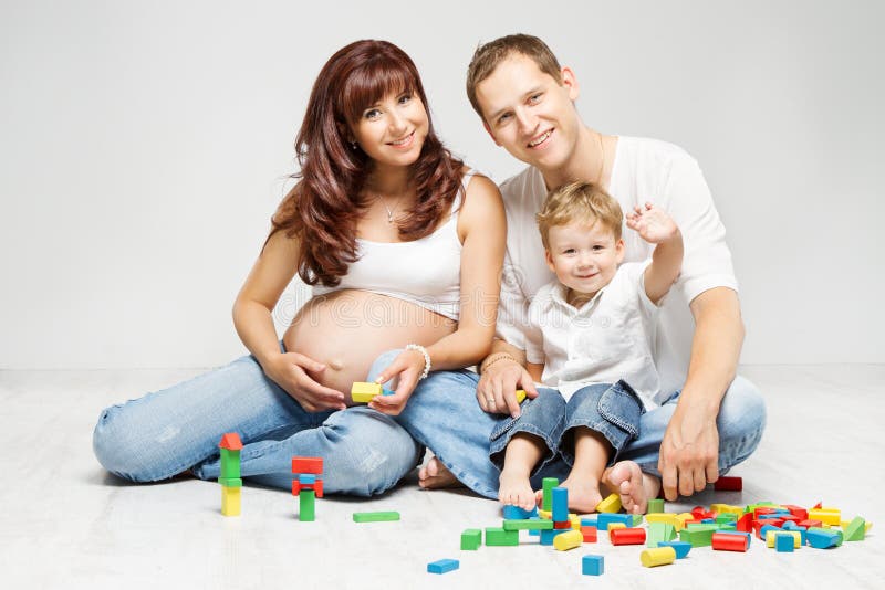 Familia feliz. Padres con el niño que juega bloques de los juguetes fotos de archivo Familia feliz. Padres con el niño que juega bloques de los juguetes fotos de archivo