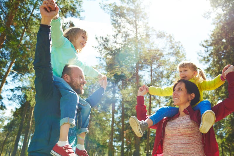 Familia feliz que camina en bosque imagen de archivo libre de regalías Familia feliz que camina en bosque imagen de archivo libre de regalías