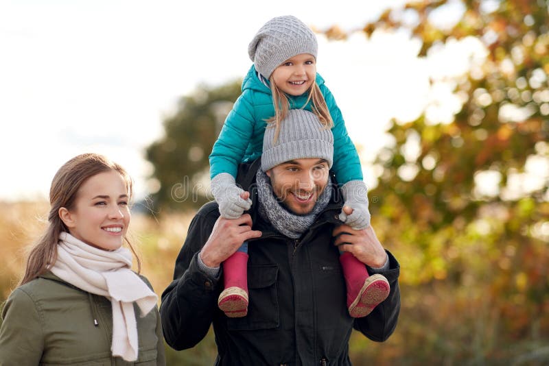 Familia feliz que camina en otoño foto de archivo libre de regalías Familia feliz que camina en otoño foto de archivo libre de regalías