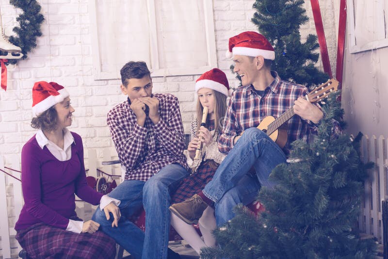 Familia Feliz Que Canta Delante De Un árbol De Navidad Imagen de archivo - Imagen de instrumentos, hombres: 104840133 Familia Feliz Que Canta Delante De Un árbol De Navidad Imagen de archivo - Imagen de instrumentos, hombres: 104840133