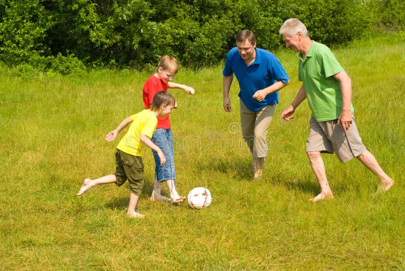 Папы играют в футбол. Семья играет в футбол. Семья играет в футбол картинки. Картинки семейного досуга игра в футбол. Папа играет в футбол.