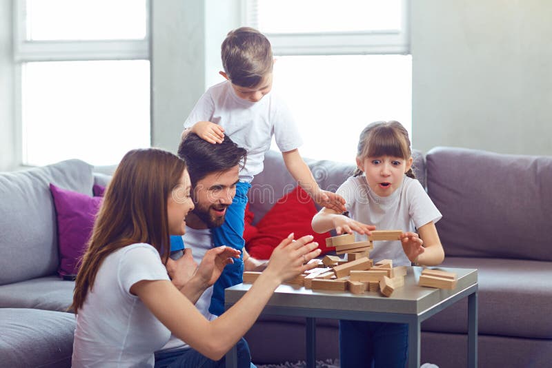 Familia feliz que juega a los juegos de mesa en casa