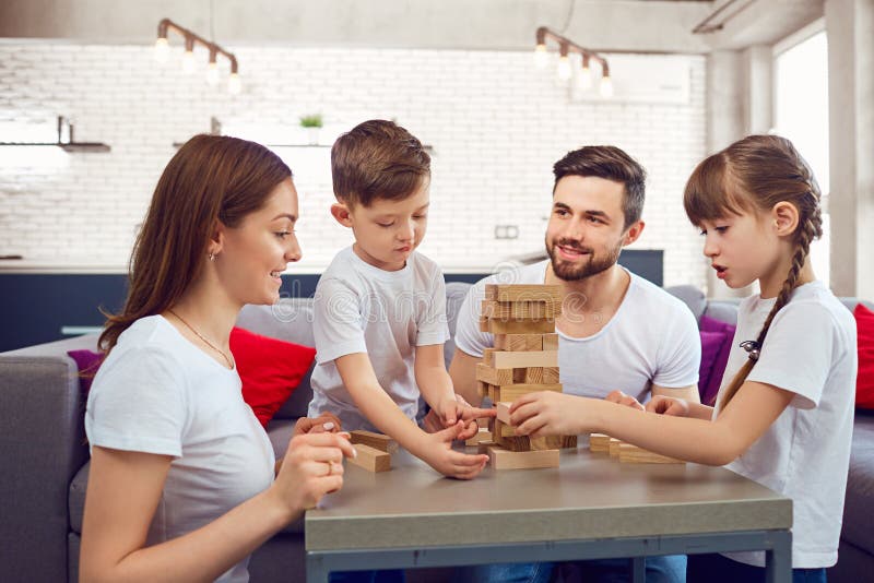 Familia feliz que juega a los juegos de mesa en casa