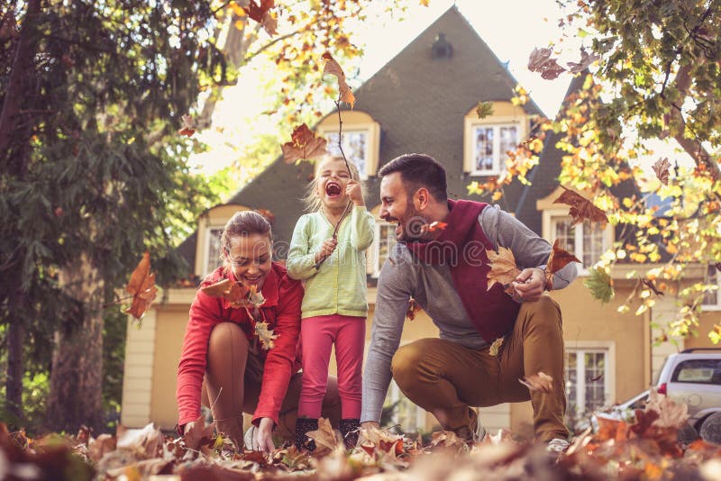 Familia feliz que pasa el tiempo junto Estación del otoño fotos de archivo Familia feliz que pasa el tiempo junto Estación del otoño fotos de archivo