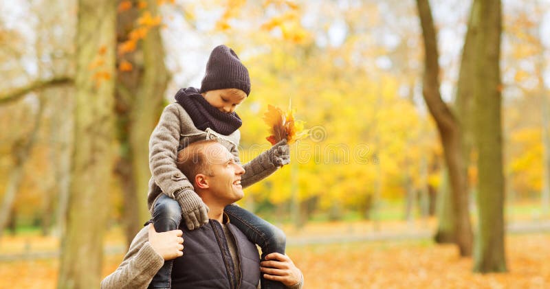 Familia feliz que se divierte en parque del oto?o fotos de archivo libres de regalías Familia feliz que se divierte en parque del oto?o fotos de archivo libres de regalías