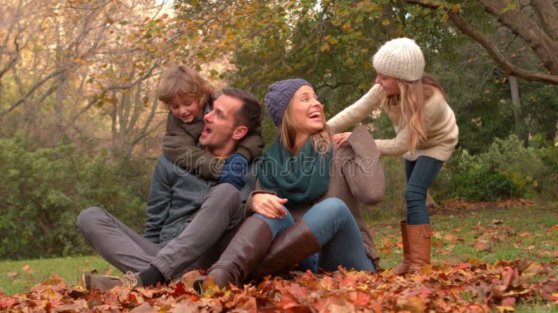 Familia feliz que se divierte junto