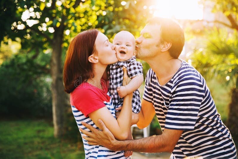 Familia feliz que se divierte y que ríe en la naturaleza foto de archivo Familia feliz que se divierte y que ríe en la naturaleza foto de archivo