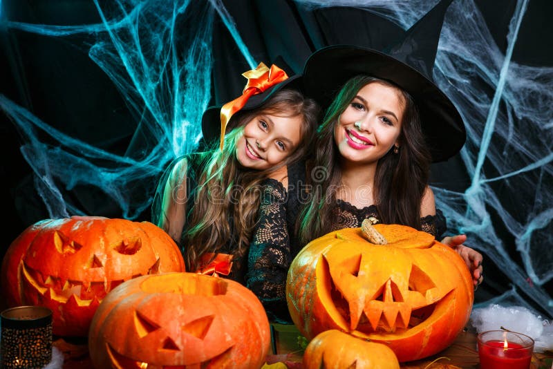 Familia feliz que se prepara para Halloween La mamá joven y su niño en trajes del carnaval celebran los días de fiesta imágenes de archivo libres de regalías Familia feliz que se prepara para Halloween La mamá joven y su niño en trajes del carnaval celebran los días de fiesta imágenes de archivo libres de regalías