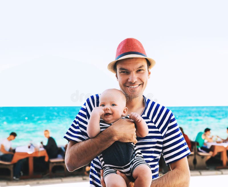 Familia feliz que se relaja por el mar fotos de archivo Familia feliz que se relaja por el mar fotos de archivo
