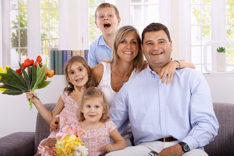 Familia feliz que sonríe en el país fotografía de archivo Familia feliz que sonríe en el país fotografía de archivo