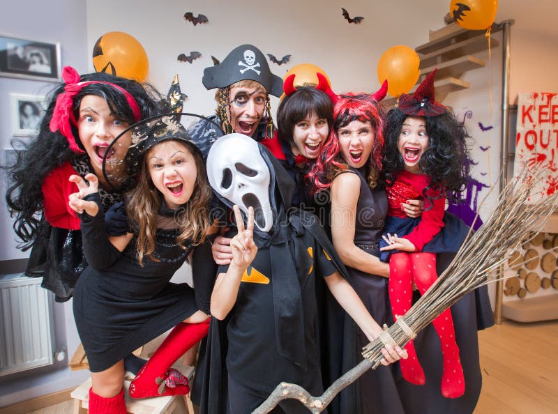 Familia Grande En Disfraces De Halloween Imagen de archivo - Imagen de adulto, lifestyle: 98721997 Familia Grande En Disfraces De Halloween Imagen de archivo - Imagen de adulto, lifestyle: 98721997
