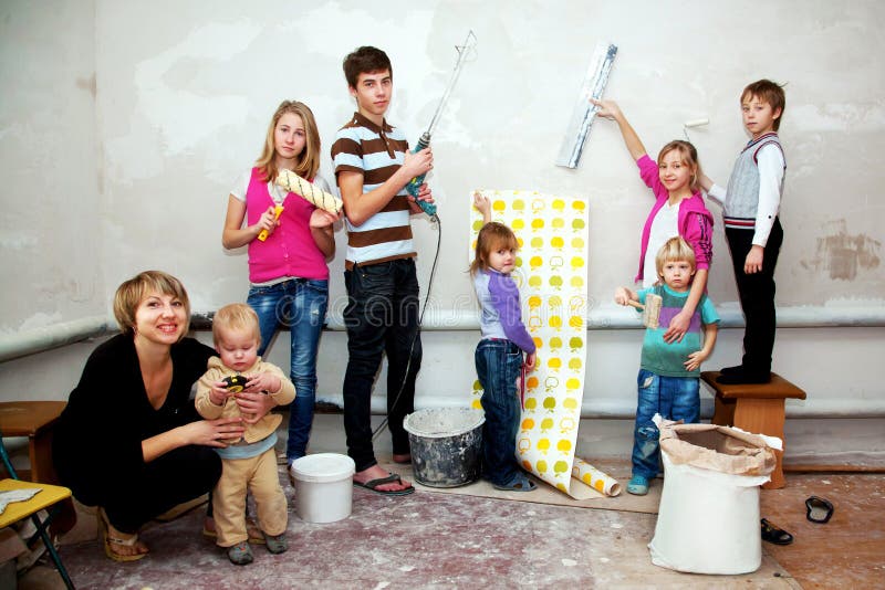 Familia grande que repara a su nuevo hogar. fotografía de archivo Familia grande que repara a su nuevo hogar. fotografía de archivo
